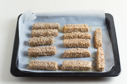 Preparazione Stick di tofu al sesamo - Fase 3 Preparazione Stick di tofu al sesamo - Fase 3