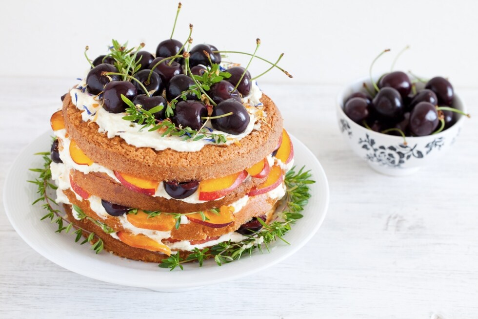 Torta a strati alle pesche e ciliegie ricetta