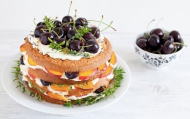 Torta a strati alle pesche e ciliegie