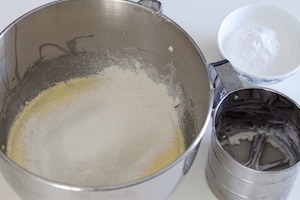 Preparazione Torta a strati alle pesche e ciliegie - Fase 2