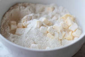 Preparazione Torta allo yogurt e frutti di bosco - Fase 1