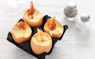 Uova ripiene di crema inglese salata