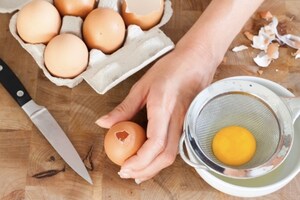 Preparazione Uova ripiene di crema inglese salata - Fase 1