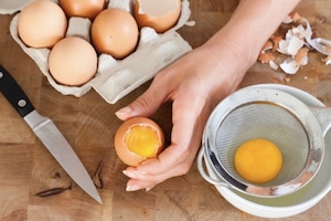 Preparazione Uova ripiene di crema inglese salata - Fase 1
