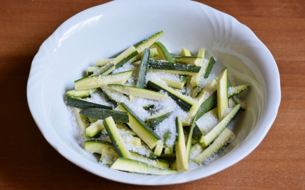 Preparazione Zucchine sott'olio - Fase 1 Preparazione Zucchine sott'olio - Fase 1
