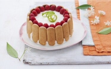 Charlotte con crema di yogurt, lime e lamponi