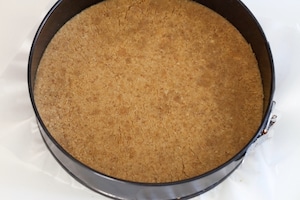 Preparazione Cheesecake senza cottura alle more - Fase 2