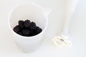 Preparazione Cheesecake senza cottura alle more - Fase 3