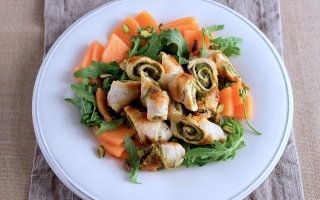 Involtini di pollo ai pistacchi e insalata di melone Involtini di pollo ai pistacchi e insalata di melone