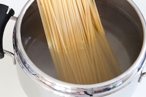 Preparazione Pasta fredda con pomodorini gratinati e pesce spada - Fase 4