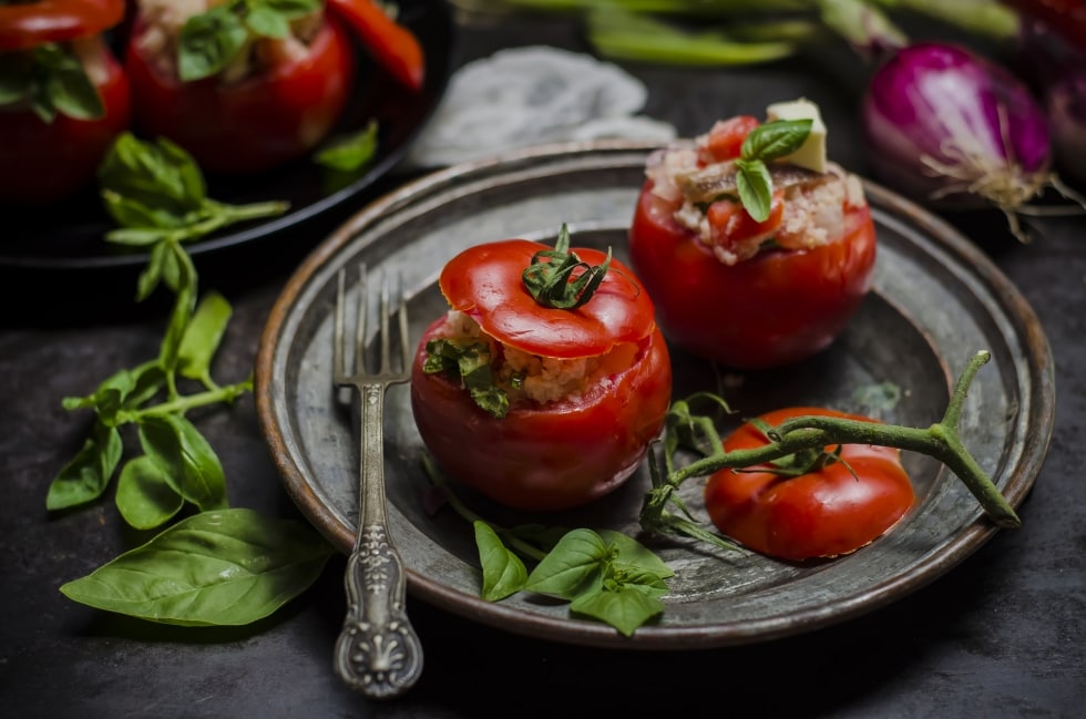 Pomodori ripieni di panzanella, mozzarella e alici  ricetta