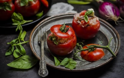 Pomodori ripieni di panzanella, mozzarella e alici 
