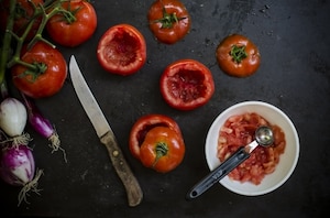 Preparazione Pomodori ripieni di panzanella, mozzarella e alici  - Fase 1