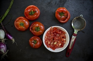 Preparazione Pomodori ripieni di panzanella, mozzarella e alici  - Fase 1