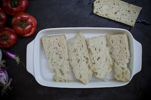 Preparazione Pomodori ripieni di panzanella, mozzarella e alici  - Fase 2