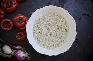 Preparazione Pomodori ripieni di panzanella, mozzarella e alici  - Fase 2