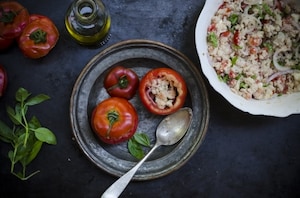 Preparazione Pomodori ripieni di panzanella, mozzarella e alici  - Fase 5