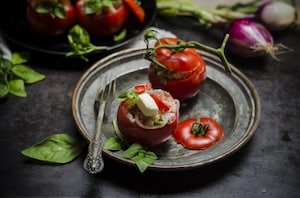 Preparazione Pomodori ripieni di panzanella, mozzarella e alici  - Fase 5