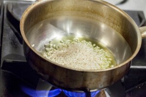 Preparazione Risotto al wasabi e basilico, mantecato al cioccolato bianco - Fase 1