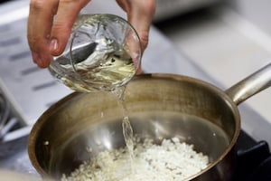 Preparazione Risotto al wasabi e basilico, mantecato al cioccolato bianco - Fase 1