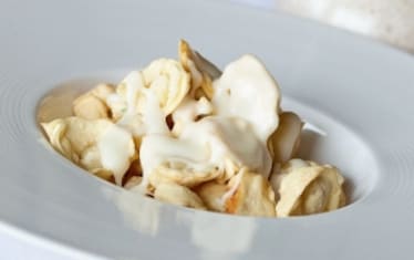 Tortellini fritti con fondente di Parmigiano Reggiano