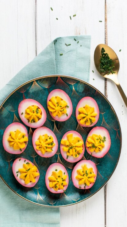 Uova sode alla barbabietola