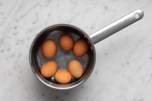 Preparazione Uova sode alla barbabietola - Fase 1