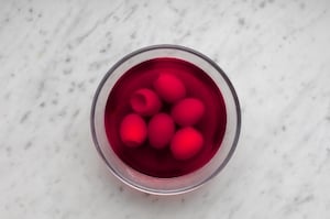 Preparazione Uova sode alla barbabietola - Fase 2