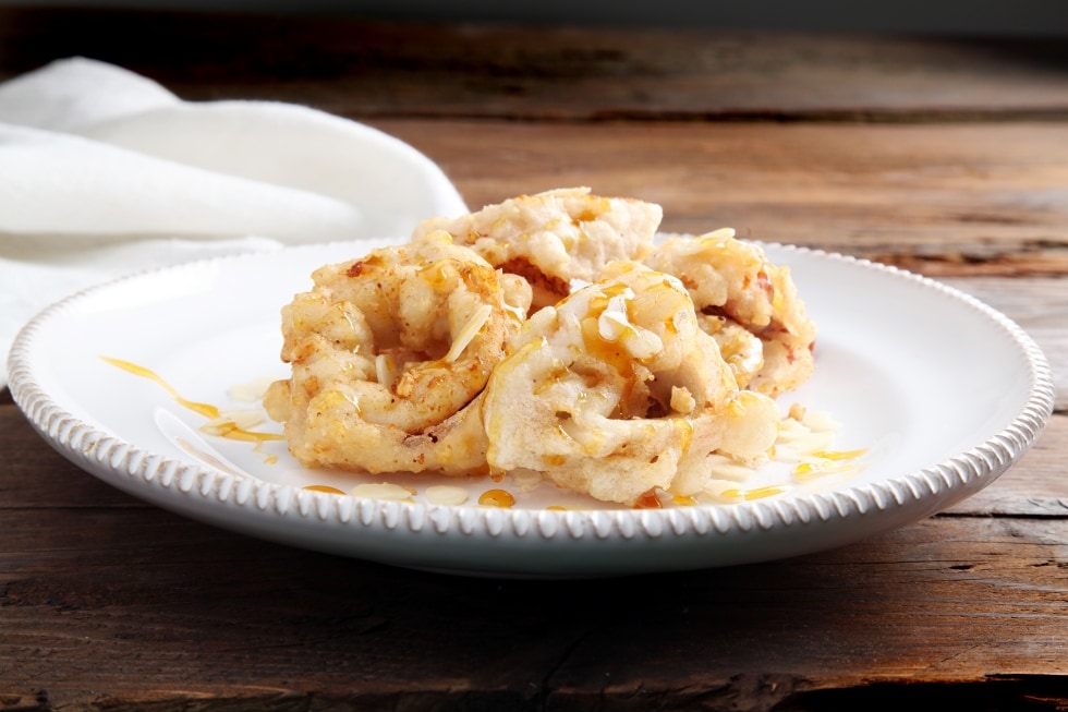 Calamari fritti con mandorle e riso soffiato ricetta