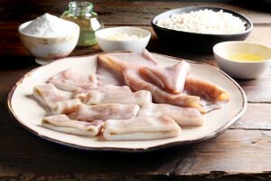 Preparazione Calamari fritti con mandorle e riso soffiato - Fase 1