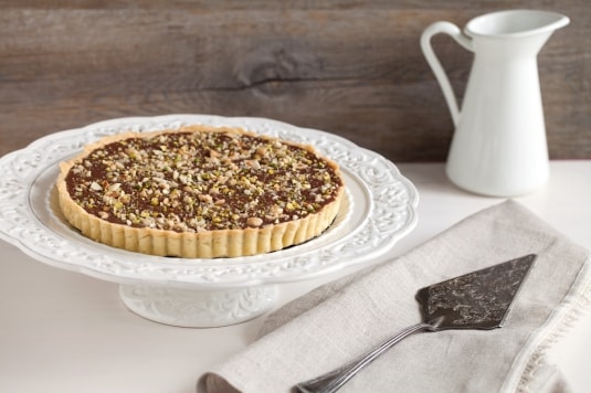 Crostata ripiena di ganache al cioccolato fondente con frutta secca