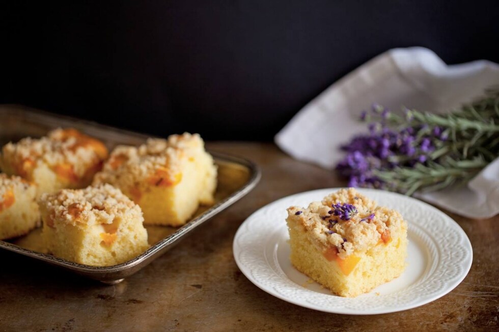 Crumb cake alle pesche e lavanda ricetta