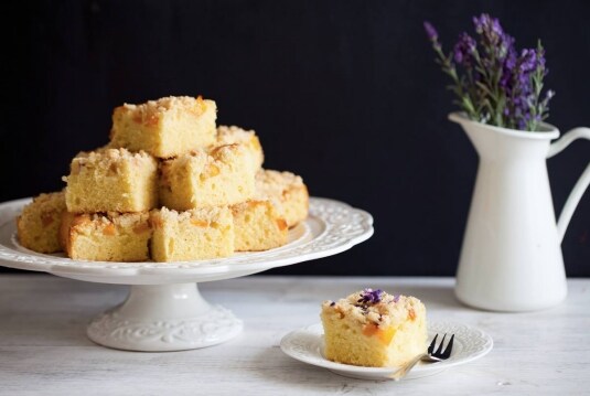 Crumb cake alle pesche e lavanda