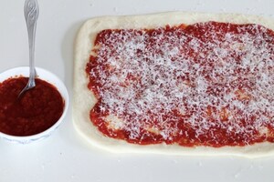 Preparazione Girelle salate al pomodoro e origano - Fase 2