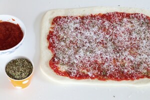 Preparazione Girelle salate al pomodoro e origano - Fase 2