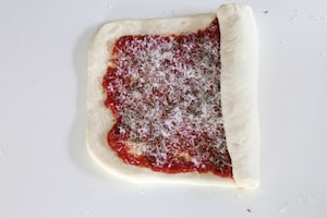 Preparazione Girelle salate al pomodoro e origano - Fase 3