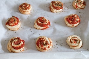 Preparazione Girelle salate al pomodoro e origano - Fase 3