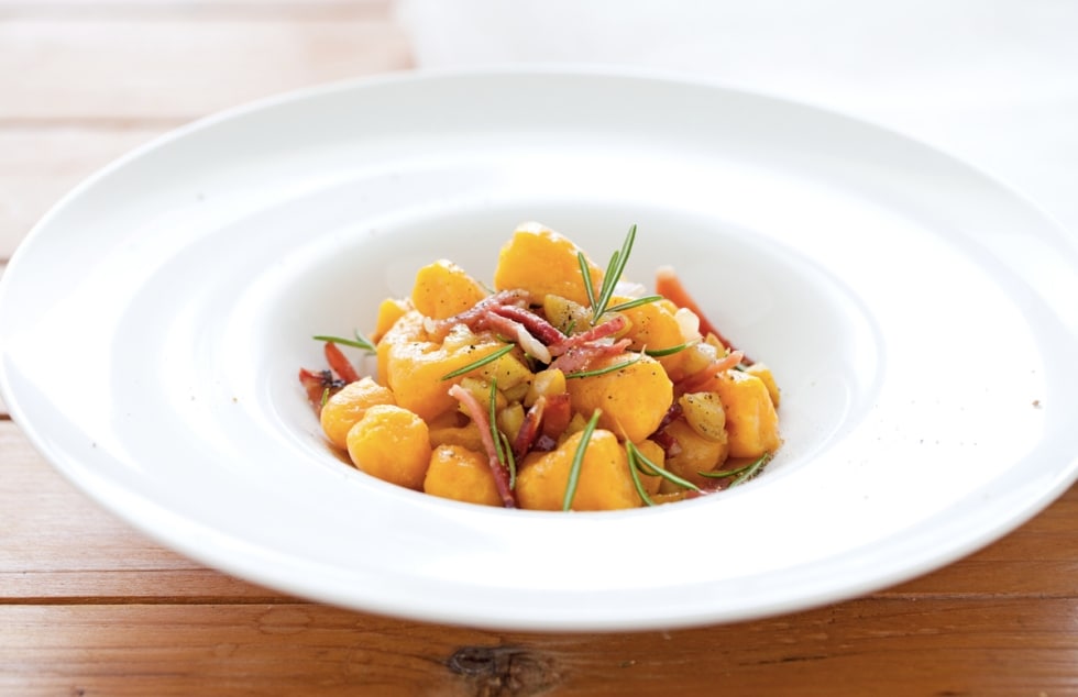 Gnocchi di zucca allo Speck Alto Adige IGP, castagne e rosmarino ricetta