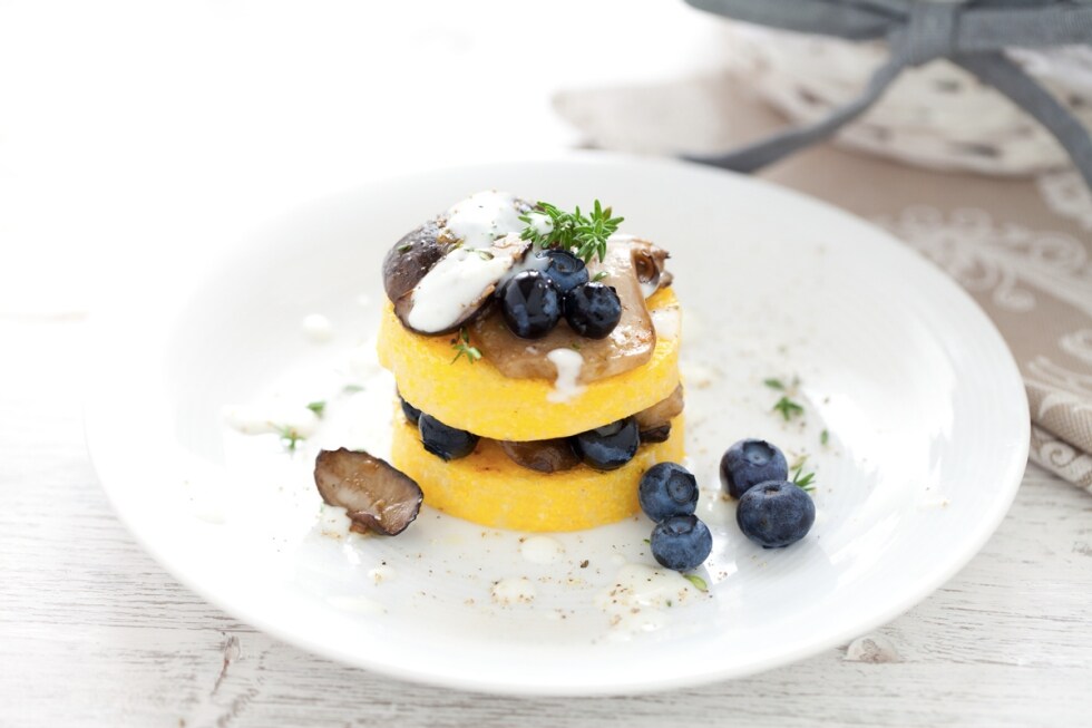 Lasagnette di polenta con salsa al Formaggio Stelvio DOP, funghi porcini e mirtilli ricetta