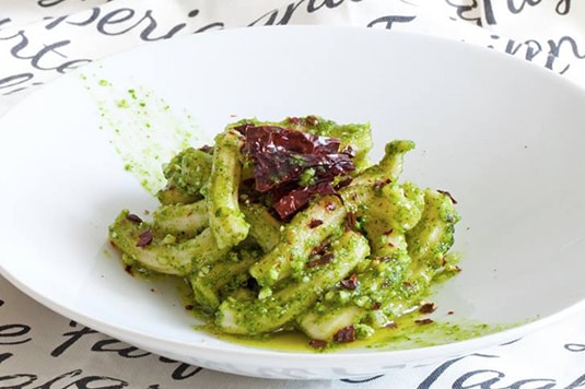 Maccheroni al pesto di rucola e peperoni cruschi