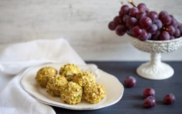 Palline di uva al formaggio e pistacchi