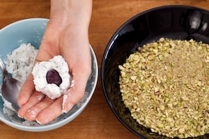Preparazione Palline di uva al formaggio e pistacchi - Fase 3