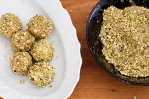 Preparazione Palline di uva al formaggio e pistacchi - Fase 4