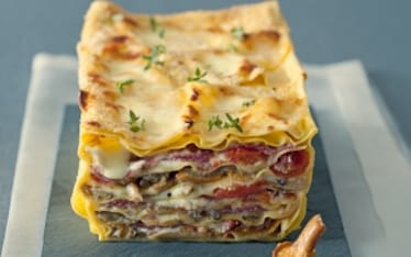 Terrina di lasagne ai funghi con pomodorini confit