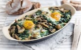 ﻿Terrina di pane, uova, funghi e spinaci