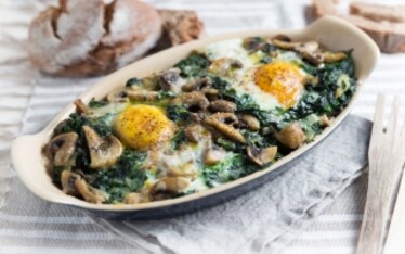 ﻿Terrina di pane, uova, funghi e spinaci