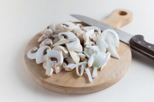 Preparazione ﻿Terrina di pane, uova, funghi e spinaci - Fase 1