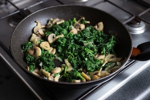 Preparazione ﻿Terrina di pane, uova, funghi e spinaci - Fase 2