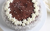 Torta al cioccolato fondente con crema al cocco