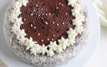 Torta al cioccolato fondente con crema al cocco